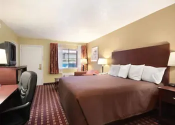 Super 8 by Wyndham Kerrville TX hotel thumbnail 5