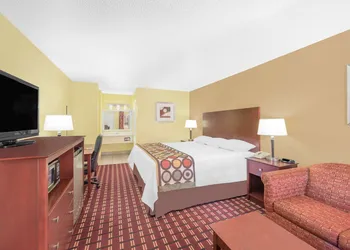 Super 8 by Wyndham Kerrville TX hotel thumbnail 7