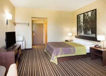 Super 8 by Wyndham Plattsburgh hotel thumbnail 8