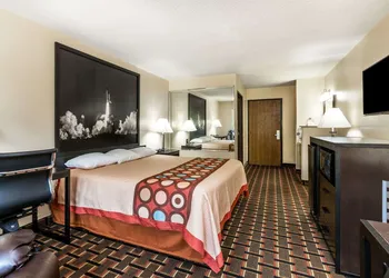 Super 8 by Wyndham League City/Kemah Area hotel thumbnail 5