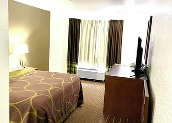 Super 8 by Wyndham Hinton hotel thumbnail 3