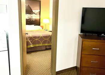 Super 8 by Wyndham Hinton hotel thumbnail 4