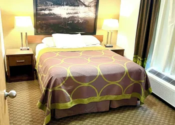 Super 8 by Wyndham Hinton hotel thumbnail 5
