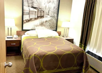 Super 8 by Wyndham Hinton hotel thumbnail 6