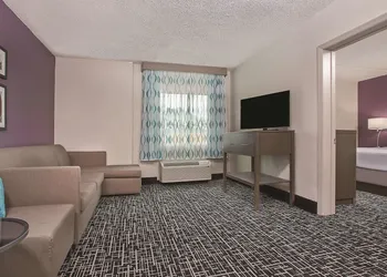 La Quinta Inn & Suites by Wyndham Chattanooga - East Ridge hotel thumbnail 7