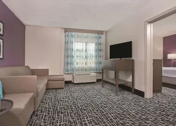 La Quinta Inn & Suites by Wyndham Chattanooga - East Ridge hotel thumbnail 7