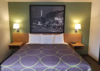 Super 8 by Wyndham Bend hotel thumbnail 4