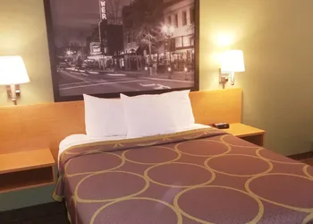 Super 8 by Wyndham Bend hotel thumbnail 8