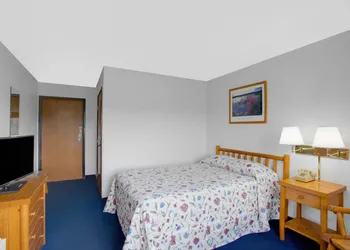 Super 8 by Wyndham Lake George/Warrensburg Area hotel thumbnail 4