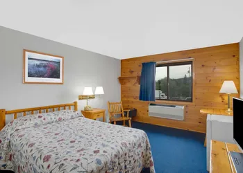 Super 8 by Wyndham Lake George/Warrensburg Area hotel thumbnail 8
