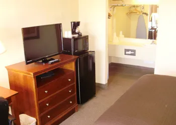 Trade Winds Central Inn hotel thumbnail 5
