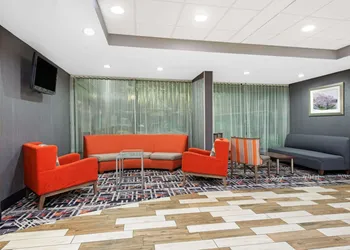 La Quinta Inn & Suites by Wyndham DC Metro Capital Beltway hotel thumbnail 5