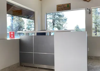 Motel In The Pines hotel thumbnail 3