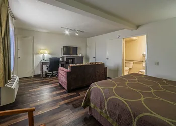 Super 8 by Wyndham El Paso Airport hotel thumbnail 2