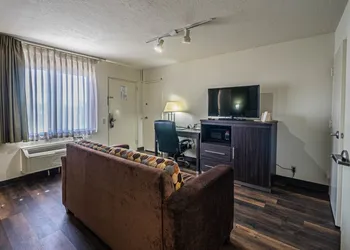 Super 8 by Wyndham El Paso Airport hotel thumbnail 3