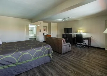 Super 8 by Wyndham El Paso Airport hotel thumbnail 6