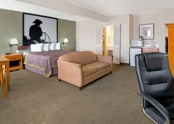 Super 8 by Wyndham El Paso Airport hotel thumbnail 7
