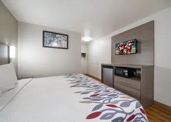 Red Roof Inn San Antonio E – Frost Bank Center hotel thumbnail 7