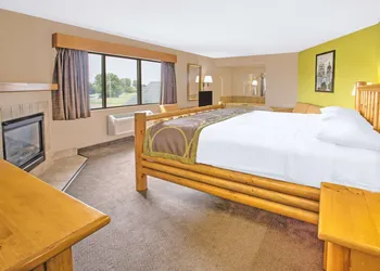 Super 8 by Wyndham Davenport hotel thumbnail 3