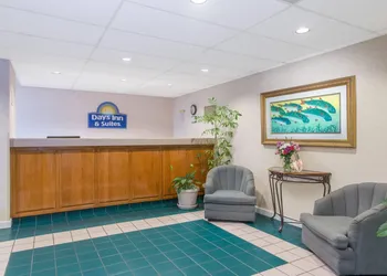 Days Inn & Suites by Wyndham Navarre - near Beaches/Hurlburt hotel thumbnail 2