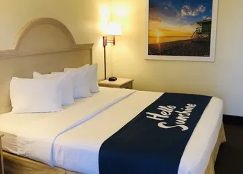 Days Inn & Suites by Wyndham Navarre - near Beaches/Hurlburt hotel thumbnail 3