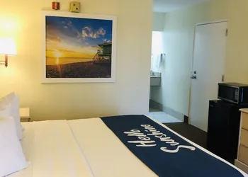 Days Inn & Suites by Wyndham Navarre - near Beaches/Hurlburt hotel thumbnail 4