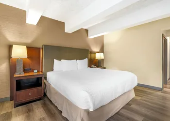 Fairway Inn and Suites, an Ascend Collection Hotel hotel thumbnail 3
