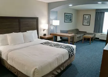 La Quinta Inn & Suites by Wyndham Tomball hotel thumbnail 5