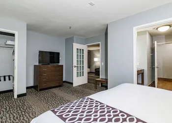 La Quinta Inn & Suites by Wyndham Tomball hotel thumbnail 6