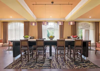 Hampton Inn & Suites Stamford hotel thumbnail 4