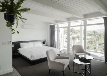 Hollywood Hills Hotel hotel thumbnail 2