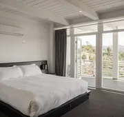 Hollywood Hills Hotel hotel detail image 3