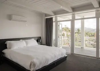 Hollywood Hills Hotel hotel thumbnail 3