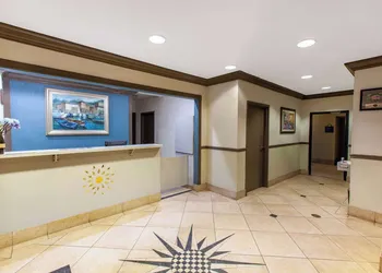 Days Inn & Suites by Wyndham Webster NASA-ClearLake-Houston hotel thumbnail 5
