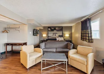 Super 8 by Wyndham Millbury/Toledo hotel thumbnail 4