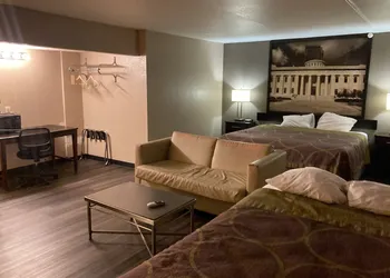 Super 8 by Wyndham Millbury/Toledo hotel thumbnail 7