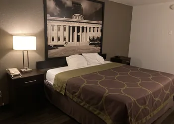Super 8 by Wyndham Millbury/Toledo hotel thumbnail 8