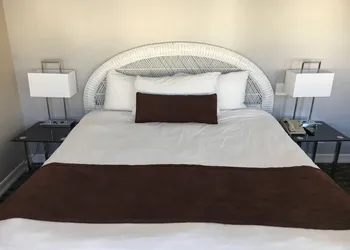 Glenmore Plaza Hotel hotel thumbnail 2