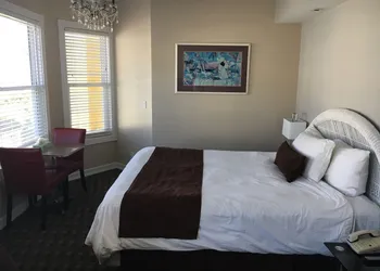 Glenmore Plaza Hotel hotel thumbnail 3