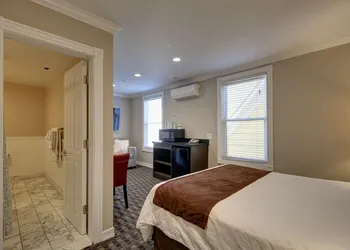 Glenmore Plaza Hotel hotel thumbnail 4