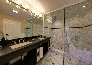 Glenmore Plaza Hotel hotel thumbnail 5