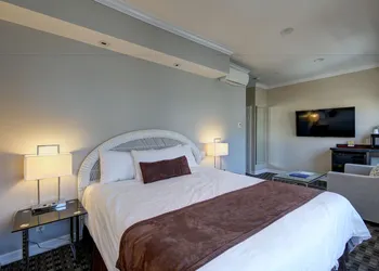 Glenmore Plaza Hotel hotel thumbnail 6
