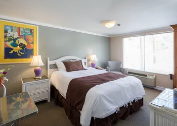 Glenmore Plaza Hotel hotel thumbnail 8