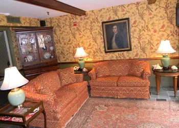 Americas Cup Inn hotel thumbnail 5