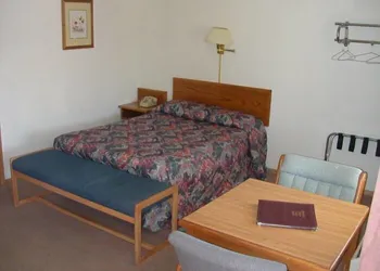 Traveler's Lodge hotel thumbnail 6