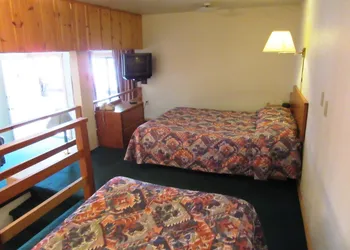 Traveler's Lodge hotel thumbnail 8
