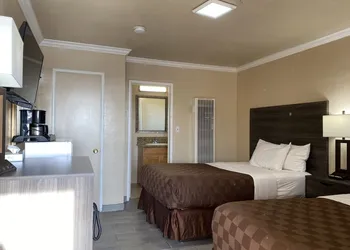 Holland Inn & Suites hotel thumbnail 2