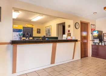Econo Lodge Inn & Suites Windsor Locks Bradley Airport hotel thumbnail 3