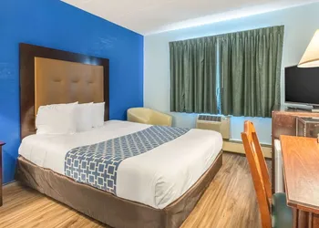 Econo Lodge Inn & Suites Windsor Locks Bradley Airport hotel thumbnail 7