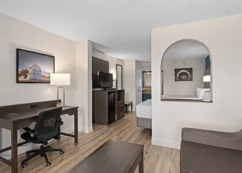 Baymont by Wyndham Orlando East hotel thumbnail 5